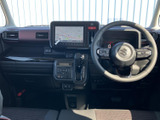 運転席から手を伸ばしやすい位置にナビ画面とオーディオ操作部を配置。地図の確認や音源選びをまとめて行いやすく、日々のお出かけをサポートします。