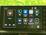 ラジオやテレビ、Bluetooth、スマートフォン連携などのメニューが並び、目的に合わせて選びやすい画面です。音楽や情報の確認など、日々の移動を便利にサポートします。