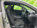 前席は視界が広く、運転席から前方や周囲を見渡しやすいレイアウトです。シートは体を支える形状で、落ち着いて過ごせる空間。乗り降りもしやすく、日々の移動を快適に始められます。