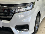 【LEDヘッドライト】悪天候や夜間走行時も良好な視界を確保し安心して運転できる高輝度LEDヘッドライトを装備!点灯速度が早く、消費電力も抑えられています。