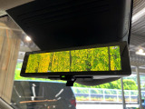 【インテリジェントルームミラー】後席の大きな荷物や同乗者で後方が確認しづらい時でも安心!カメラが撮影した車両後方の映像をルームミラー内に表示。クリアな視界で状況の確認が可能です!
