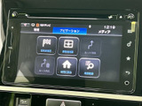 ナビゲーションやメディアなどを画面から選べる構成で、目的地設定や周辺検索にも対応しています。各項目が並び、必要な操作を見つけやすいです。