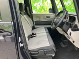 明るい色合いのシートとドアトリムで、運転席まわりに開放感があります。前方や左右を見渡しやすい着座位置で、乗り降りもしやすく、毎日の移動を心地よく支えてくれます。