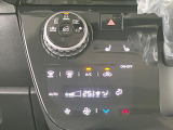 【オートエアコン】一度お好みの温度に設定すれば、車内の温度を検知し風量や温度を自動で調整。暑い&hellip;寒い&hellip;と何度もスイッチ操作をする必要はありません。快適な車内空間には必須の機能ですね♪