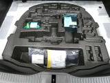 パンク修理剤とエアーポンプのセットです。スペアタイヤは装備していませんが空いたスペースを小物入れとして使用できます