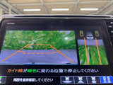後方の映像にガイド線が表示され、駐車時に車両と周囲の位置関係を確認しやすくなります。画面内の案内を参考にしながら、後退時の安全確認をサポートしてくれます。