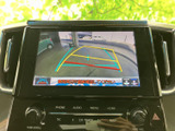 後方の映像とガイドラインを画面で確認でき、駐車時の周囲確認をサポートします。車内から後方の状況を把握しやすく、切り返しや駐車の際に役立つ装備です。