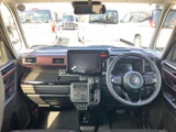 前席まわりは運転席から助手席まで見渡しやすく、窓からの視界も開放的です。シートや足元にゆとりを感じる配置で、日々の移動も落ち着いて過ごせる空間です。