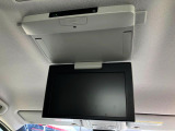 【フリップダウンモニター】大画面モニターで後席でもエンタメをお楽しみいただけます。小さなお子様にも大人気の装備です♪