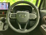 手元にスイッチ類がまとまり、運転姿勢を保ちながら必要な機能を確認しやすい配置です。メーターとの位置関係も自然で、日々の運転で扱いやすさに配慮されています。