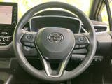 手元に複数のスイッチを備え、運転姿勢を大きく変えずに各種操作へ移りやすい仕様です。握りやすさにも配慮された形状で日常使いに便利です。