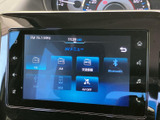FM・AMラジオや交通情報に加え、BluetoothやUSBなどの項目を画面から選べます。使いたい機能を一覧で確認しやすく、日々の移動中にも扱いやすい装備です。