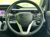 ステアリングには複数の操作スイッチが備わり、手元で扱える機能がまとまっています。表示を確認しながら使いやすく、運転中の操作を助けます。