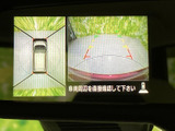 車両周囲と後方の映像を画面で確認でき、駐車時の後退や狭い場所での切り返しをサポートします。ガイド表示もあり、周囲の状況を見ながら落ち着いて確認できる便利な装備です。