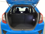 VSA装備車です。VSAはドライバーの操作と車の動きを見守っています。もし車の挙動が乱れたとき、4輪別々にブレーキをかけたり、エンジンパワーをしぼることによって車を安定させます。