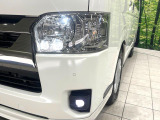 【LEDヘッドライト】悪天候や夜間走行時も良好な視界を確保し安心して運転できる高輝度LEDヘッドライトを装備!点灯速度が早く、消費電力も抑えられています。