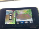 後方の映像に加えて車両周囲を上から見た表示も確認でき、駐車時の周囲確認に役立ちます。画面上の目安線も見ながら、落ち着いて駐車操作を行えます。