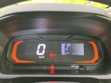 速度や燃料残量などの情報がメーター内にまとまり、運転中も確認しやすい配置です。表示部が見渡しやすく、日々の移動に必要な情報を把握しながら運転いただけます。