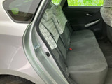 後席には左右に座席が並び、中央席を含めて複数名で乗車できるレイアウトです。窓から光が入り、足元にもゆとりが感じられるため、同乗者にも過ごしやすい空間です。