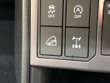 運転席、助手席別々に温度設定ができるデュアルエアコン装備です。男性が暑いと感じても、女性は寒いと感じる、そんな時の車内温度を別々に調節できるので、ストレスなくドライブをお楽しみいただけます。