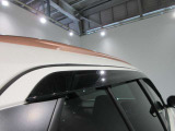 クルマと一体感がある.デザインのプラスチックバイザー 雨の日でも車内の換気ができます。