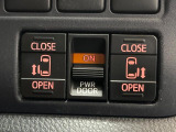 【両側パワースライドドア】スマートキーや運転席のスイッチで後席両側スライドドアの開閉が可能♪電動だから力を入れてドアを開ける必要が無く、小さなお子様でも簡単に開け閉めでき快適です♪