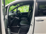 運転席まわりは前方や左右の窓から外を見渡せ、乗車時の視界を確保しやすい印象です。シートや足元にもゆとりがあり、運転する方が落ち着いて過ごせる室内空間です。