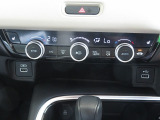 車内の空調は運転席と助手席で温度設定が分けられるデュアルオートエアコンです!!