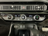 【左右独立オートエアコン】左右席で独立温度コントロールが可能です。運転席はキンキンに冷やして助手席はマイルドにと言った設定が可能です☆暑さ寒さでケンカすることもなくなりますね♪