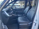 運転席と助手席のシートは、身体を受け止める座面と背もたれを備えた落ち着きのある空間。前方や左右の視界を確保しやすく、乗り降りの際も室内を見渡しやすい配置です。