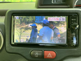 テレビ番組を画面で楽しめる装備です。停車中の待ち時間などに映像を視聴でき、車内で過ごす時間を快適に演出します。視認しやすい画面で、番組内容も確認しやすい仕様です。