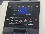 後席アームレスト先端に内蔵された液晶画面付きのリア専用コントロールパネルです。