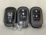 スマートキーを装備しています。鍵を差し込むことなくドアロックの開け閉めと、スタートボタン操作でのエンジンスタートができます。スペアキーも同じものを用意しております。