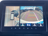 車両周辺の映像と俯瞰表示を切り替えて確認でき、駐車時の周囲確認をサポートします。ガイド線も表示されるため、車庫入れや幅の限られた場所での取り回しに役立ちます。