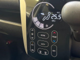 【オートエアコン】一度お好みの温度に設定すれば、車内の温度を検知し風量や温度を自動で調整。暑い&hellip;寒い&hellip;と何度もスイッチ操作をする必要はありません。快適な車内空間には必須の機能ですね♪