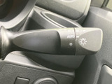表示がレバー上にまとめられ、操作内容を目で確認しやすい配置です。運転席から手を伸ばしやすく、天候の変化に合わせた日常の操作に役立ちます。