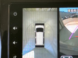 後方の映像に加えて車両周辺を上から見た表示も確認でき、駐車時の目安となるガイドラインも備わります。車庫入れや狭い場所での駐車をサポートする、日常で頼れる装備です。