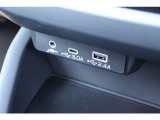 インパネ下方スペースにUSB電源&times;2装備、ナビとの接続USBジャックにもなっています、AUX音声入力もできます