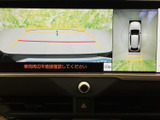 車両周辺の映像と上から見た表示を画面で確認でき、駐車時の周囲確認をサポートします。目安線も表示されるため、障害物との位置関係を把握する際に役立ちます。