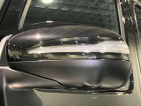 死角検知警告システムが装備されており、車線変更の際、死角に入る車両の検知、警告を行います。また、サイドミラー内部のインジケータが点灯し、危険の促しをしています。