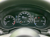 速度や各種車両情報をまとめて確認でき、運転中も必要な表示を把握しやすい構成です。メーターごとに情報が分かれており、視線の移動を抑えます。