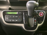 【オートエアコン】一度お好みの温度に設定すれば、車内の温度を検知し風量や温度を自動で調整。暑い&hellip;寒い&hellip;と何度もスイッチ操作をする必要はありません。快適な車内空間には必須の機能ですね♪
