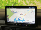 道路や周辺施設が地図上に表示され、現在地を確認しながら目的地までの移動をサポートします。画面内に案内項目もまとまり、行き先確認をしやすいナビ画面です。