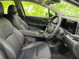運転席まわりは視界が広く、前方や左右の状況を確認しやすいレイアウトです。シートは身体を包む形状で、落ち着いて座れる印象。身近な場所への移動から長めの外出まで快適に過ごせます。