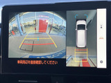 後方の映像に加えて車両周囲を俯瞰した表示も確認でき、駐車時の周辺確認をサポートします。画面上のガイド表示も目安にしながら、落ち着いて後退操作を行えます。