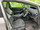 フロントシートは身体を預けやすい形状で、運転席と助手席の間にもゆとりを感じる配置です。足元まで見渡しやすく、乗り降りの際にも室内の広さを感じていただけます。
