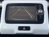 後方の映像を画面で確認でき、駐車時の周囲の状況把握をサポートします。目安となるガイド線も表示されるため、駐車位置を確認しながら操作できます。