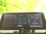 AM・FMやBluetoothなど、複数のオーディオソースを画面から選択できます。使いたい音源を確認しながら切り替えられ、日々の移動時間を好みの音楽とともに過ごせます。