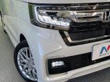 【LEDヘッドライト】悪天候や夜間走行時も良好な視界を確保し安心して運転できる高輝度LEDヘッドライトを装備!点灯速度が早く、消費電力も抑えられています。