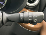 レバーには各種ランプのマークやAUTOの表示があり、選択位置を目で確認しやすい仕様です。必要な操作を手元で行えるため、日常の運転時にも扱いやすい装備です。